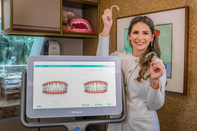 Dentista mostrando o planejamento Invisalign no iTero