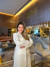 Dentista na recepção da clínica