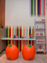 Espaço infantil com puffs e brinquedos