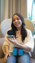 Paciente com o estojo do alinhador