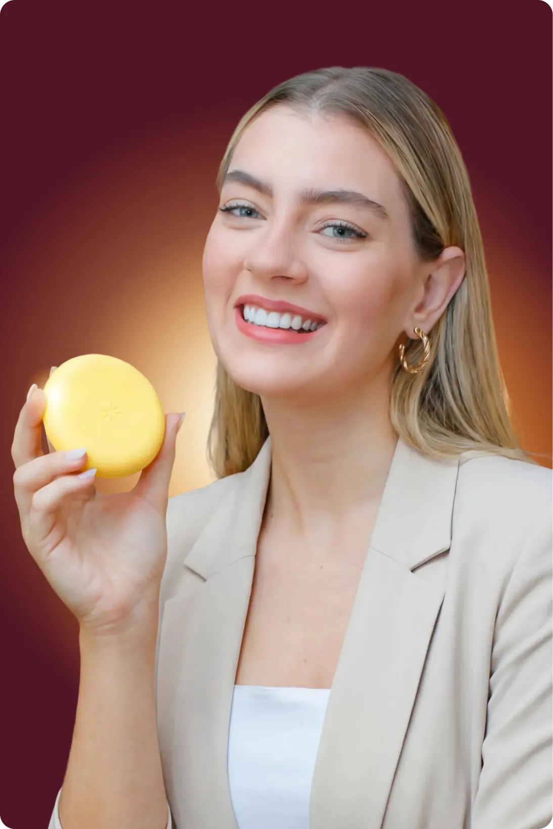 Paciente sorrindo com o estojo do alinhador invisível