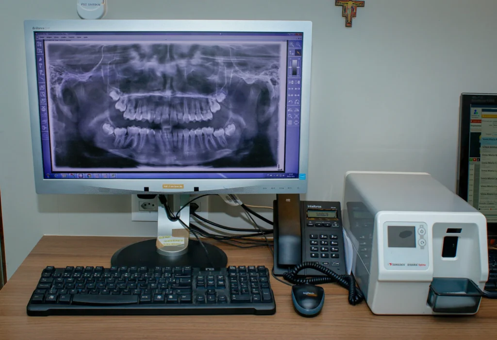equipamento_monitor-raio-x-panoramico-teclado-mesa-trabalho-clinica_01-zpc
