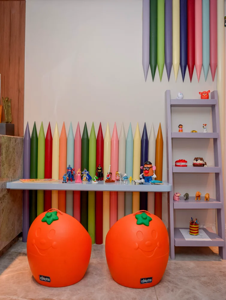 kids_puffs-laranja-chicco-prateleira-lapis-coloridos-bonecos-super-herois_02-zpc