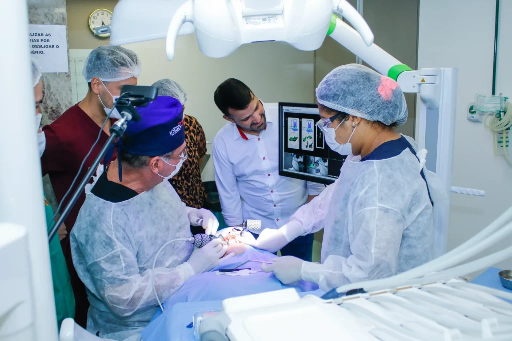 procedimento_cirurgia-implante-equipe-paramentada-monitor-3d_01-zpc
